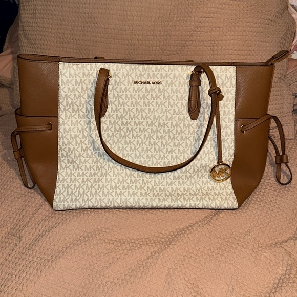 Michael Kors handbag and matching wallet - Picture 1 of 9